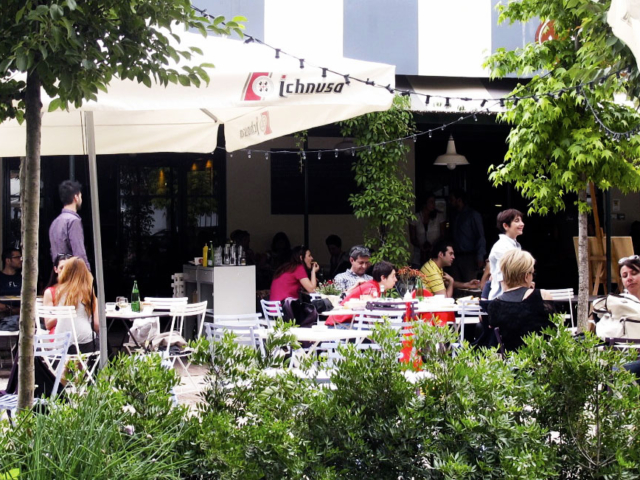 vista del giardino per una colazione all'aperto